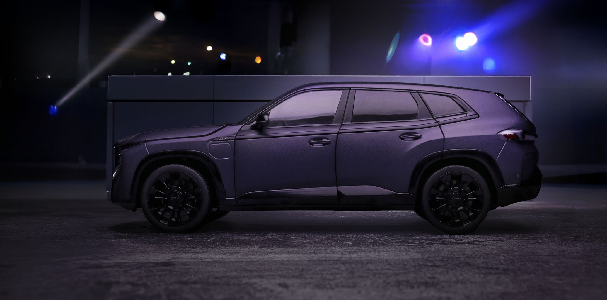 BMW XM w blasku wieczornego światła